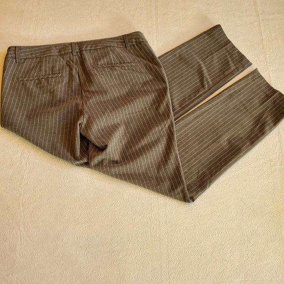 Adrienne Vittadini Women's Gray Pinstriped Dress Pants, Size 6 - Picture 3 of 9